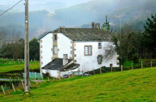 Ourol House | Charming house in Ourol with mountain view, large garden.