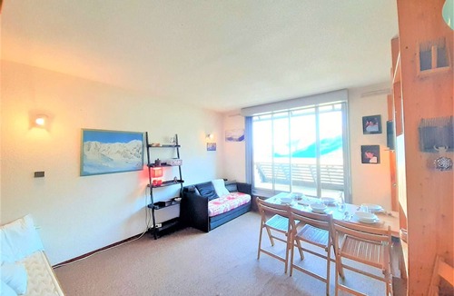 Piau Engaly Apartment | Charming Studio with Cabin, Sleeps 6 - Ski-In/Ski-Out, Fully Equipped, Ski Locker, and Elevator
