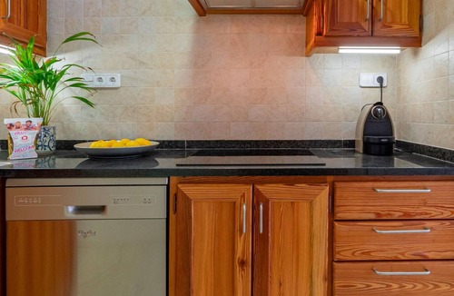 Palamos House | Charming Village House with Terrace, Near Beach, WiFi, Garage & Fully Equipped Kitchen