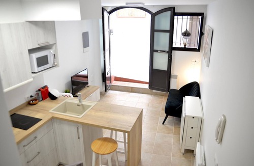 Perelada Apartment | Charming Village House in Central Peralada with Modern Amenities