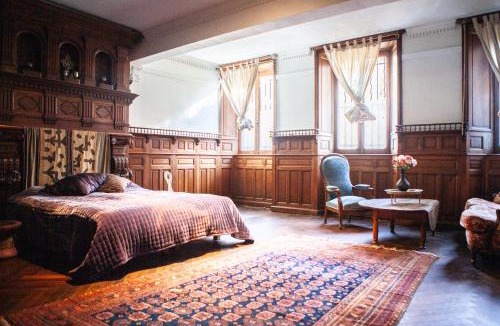 Chalabre House | Chateau in medieval Bastide - Sleeps up to 17