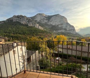 Figols i Alinya House | Climb Catalunya Figols