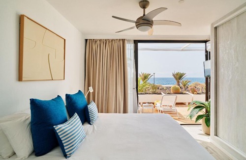 San Miguel de Abona Apartment | Coastal Apartment with Terrace, Sea Views and Heated Pools