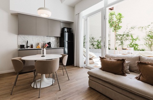 Soternes Apartment | Comfort, design and a terrace facing the Turia Gardens in Valencia