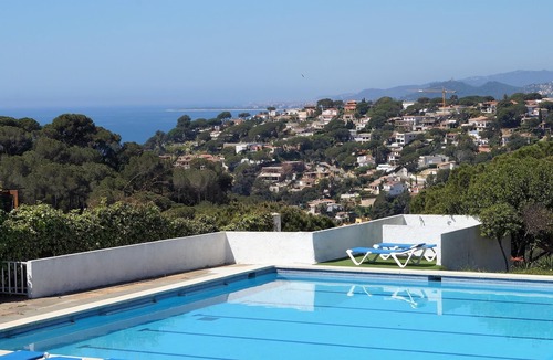 Canyelles Apartment | Comfortable apartment with communal pool in Lloret de Mar.