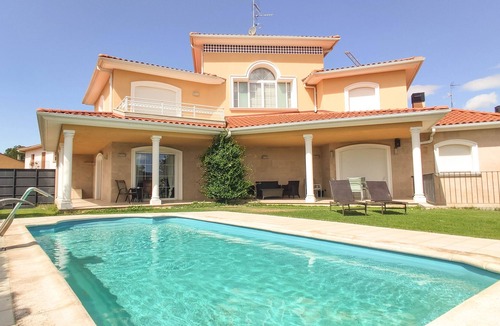 Garinoain Hostel | Comfortable room for couples with private pool