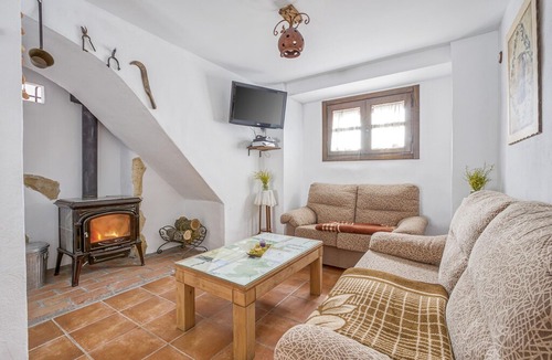 Carcabuey House | Comfy Holiday Home in Carcabuey with Patio