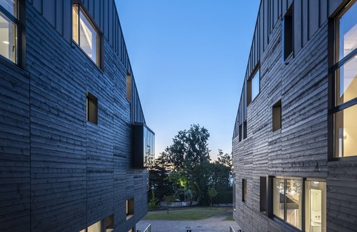 Perillo Ski Chalet | Contemporary architecture near the beach.