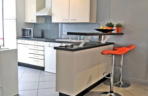 Sete Apartment | Contemporary bright apartment on Quai Royal with large terrace Sèt