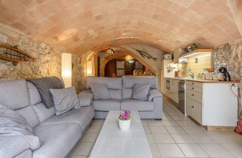 Bellcaire d'Emporda Apartment | Costa Brava Can Chris Apartment with Private Garden and Wi-Fi