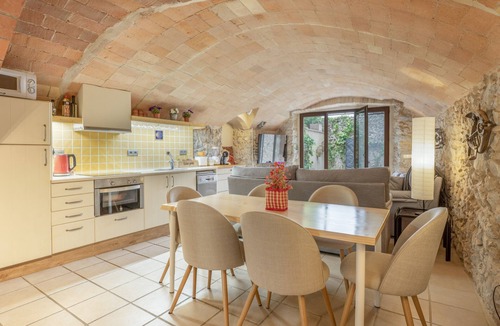 Bellcaire d'Emporda Apartment | Costa Brava Can Chris Apartment with Private Garden and Wi-Fi