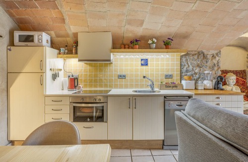 Bellcaire d'Emporda Apartment | Costa Brava Can Chris Apartment with Private Garden and Wi-Fi