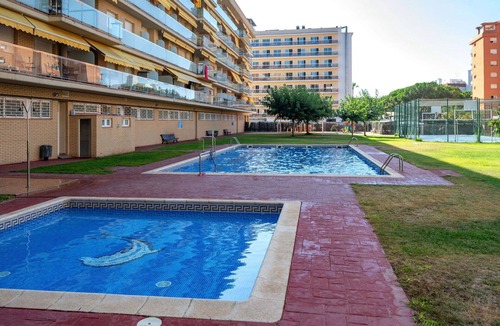 Malgrat de Mar Apartment | Cosy apartment for 4 people with WIFI, pool, A/C, TV and balcony