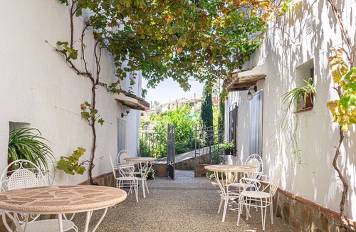 Tozar Cottage | Cosy Cottage, With Access to Large Private Pool, in Great Countryside. Explore!