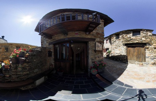 Santa Cruz de los Cuerragos Cottage | Cottage in Sierra de la Culebra, Biosphere Reserve. Wolf observation.