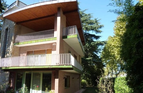 Sant Julia de Vilatorta Ski Chalet | Cottage with large garden