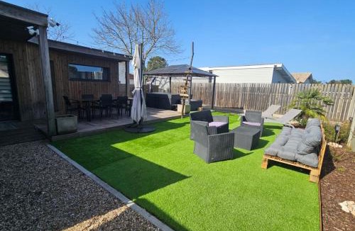 Cazaux House | Cottage with garden spa and close to lake