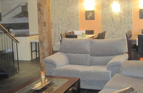 Pinilla de los Barruecos House | Country House 'Los Barruecos' with Mountain View, Shared Terrace and Wi-Fi