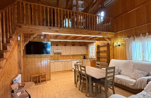 Villanueva del Arzobispo Cottage | Country House 'Casa De Madera El Vado' with Mountain Views and Air Conditioning