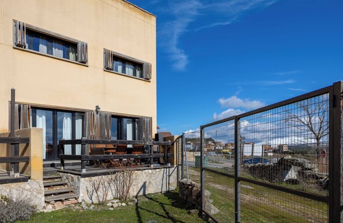 Navarredonda de Gredos House | Country House 'El Arroyuelo I' with Private Terrace and Wi-Fi