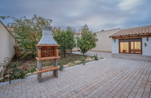 Melgar de Fernamental House | Country House 'Puente Del Rey' with Private Garden, Wi-Fi and Air Conditioning