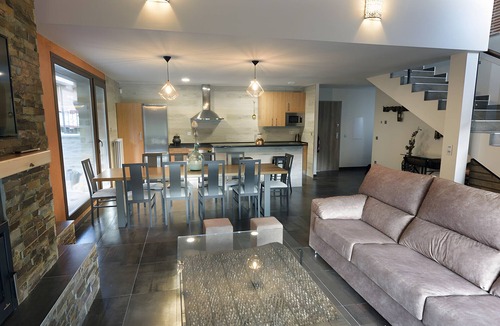 San Leonardo de Yague House | Country House 'La Puerta Del Rio Lobos' with Mountain View, Private Pool and Wi-Fi