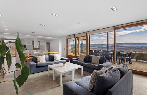 Santa Maria de Merles House | Country House 'El Pujol' with Mountain View, Wi-Fi and Air Conditioning