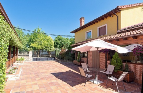 Tarilonte de la Pena House | Country House 'El Encinar' with Mountain View, Private Garden and Wi-Fi