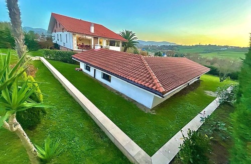 Erandio Ski Chalet | Country home with a pool, 7 minutes from Bilbao and 7 minutes from the beach