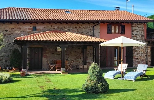 Pineda de la Sierra House | Country House 'El Hayedo' with Mountain View, Private Terrace and Wi-Fi