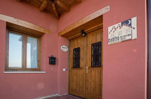 Santovenia de la Valdoncina House | Country House 'El Barreal' with Private Pool, Private Garden and Wi-Fi