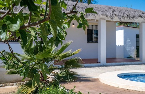 Coin House | Country House 'Al Lado Del Río' with Private Pool, Wi-Fi, and Air Conditioning