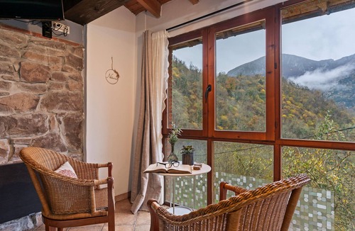 Santa Maria House | Country House 'El Carbayu, Jacuzzi Y Vistas' with Mountain View, Private Terrace and Wi-Fi