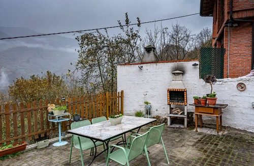 Santa Maria House | Country House 'El Carbayu, Jacuzzi Y Vistas' with Mountain View, Private Terrace and Wi-Fi