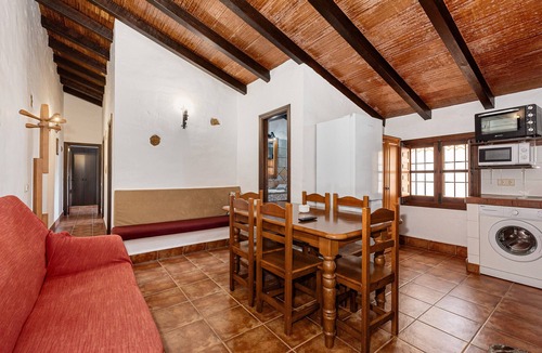 Malaga House | Country House 'El Granero' with Lake View, Shared Pool and Wi-Fi