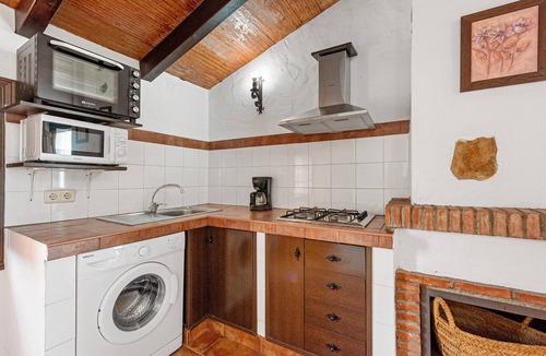 Malaga House | Country House 'El Granero' with Lake View, Shared Pool and Wi-Fi