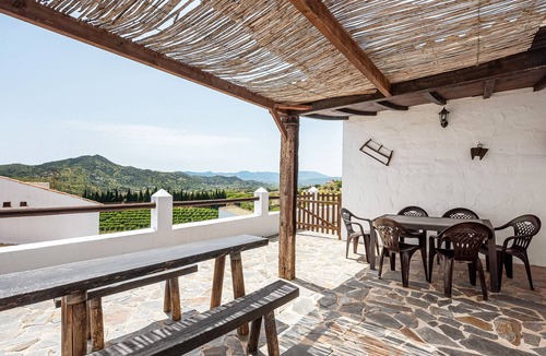 Malaga House | Country House 'El Granero' with Lake View, Shared Pool and Wi-Fi
