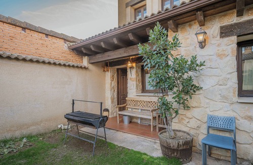 Turrubuelo House | Country House 'El Mirador De La Pinilla' with Mountain View, Private Garden and Wi-Fi