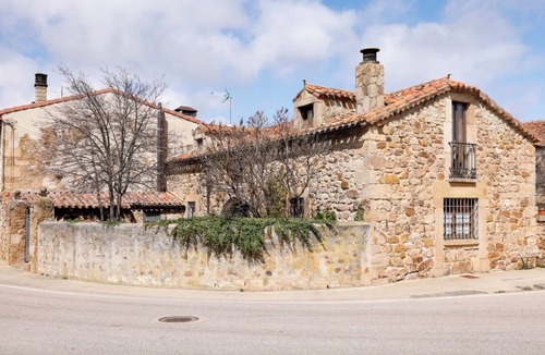 Almajano House | Country House 'El Molino Del Pepe' with Private Terrace, Private Garden and Wi-Fi