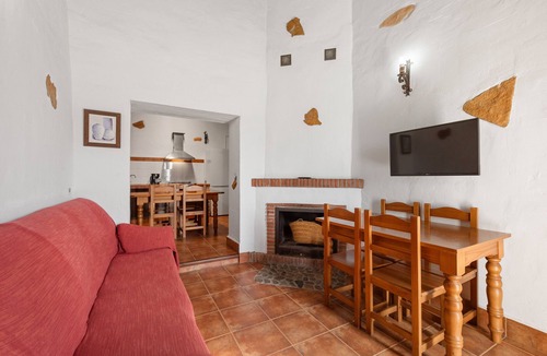 Malaga House | Country House 'El Tinao' with Lake View, Shared Pool and Wi-Fi