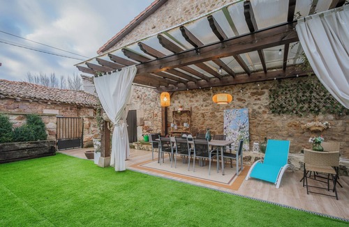 Jaramillo Quemado House | Country House 'La Casona' with Mountain View, Private Garden and Wi-Fi