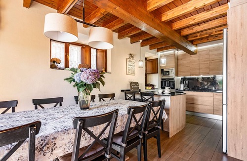 Loro House | Country House 'Hortensia' with Mountain View, Private Terrace and Wi-Fi