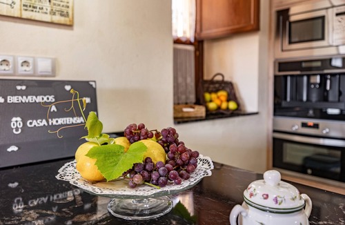 Loro House | Country House 'Hortensia' with Mountain View, Private Terrace and Wi-Fi