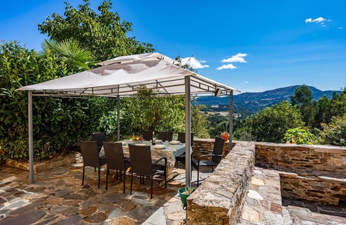 Loro House | Country House 'Hortensia' with Mountain View, Private Terrace and Wi-Fi