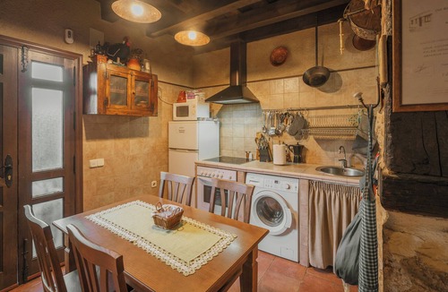 Turrubuelo House | Country House 'La Casa De Los Pollos' with Mountain View, Private Garden and Wi-Fi
