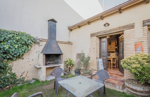 Turrubuelo House | Country House 'La Casa De Los Pollos' with Mountain View, Private Garden and Wi-Fi