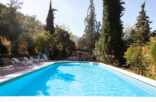 Cazorla House | Country House 'La Casa De La Piscina' with Mountain View, Wi-Fi and Air Conditioning