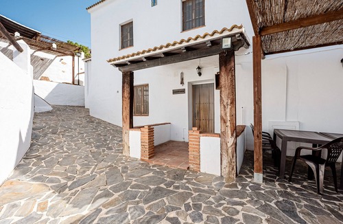 Malaga House | Country House 'La Casa Grande' with Lake View, Shared Pool and Wi-Fi