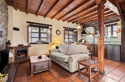 Quiros House | Country House 'La Matuca' with Mountain View, Shared Terrace and Wi-Fi