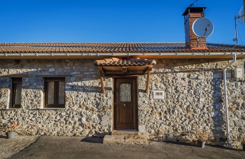 La Pernia House | Country House 'Lope' with Mountain View, Private Garden and Wi-Fi